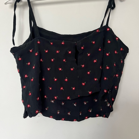 BRANDY MELVILLE BLACK TOP W RED FLOWERS - Picture 3 of 3